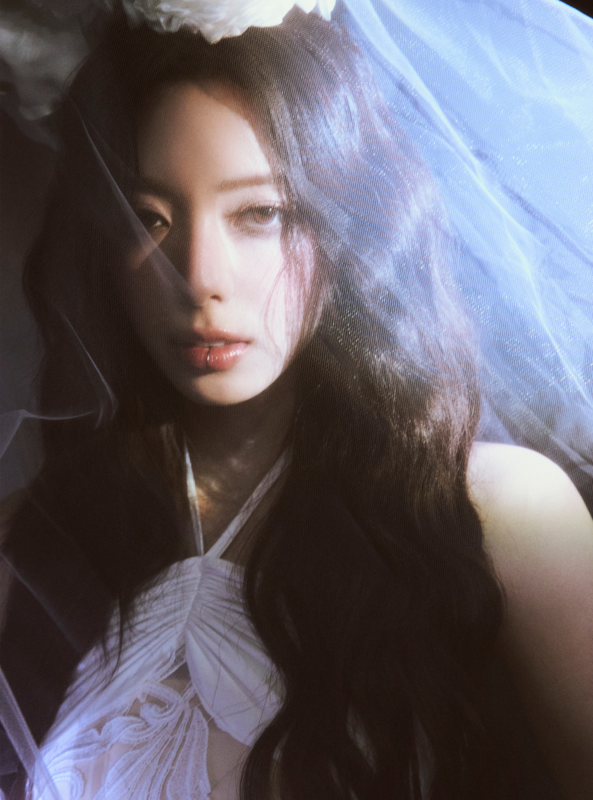 YUNA ITZY Motto Concept Photo 2