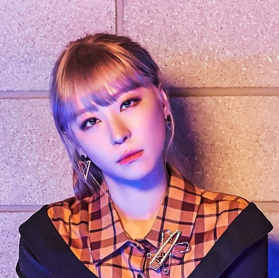 LOLA Korean singer