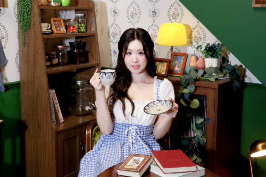 MUU Hello, Wonderland Photo