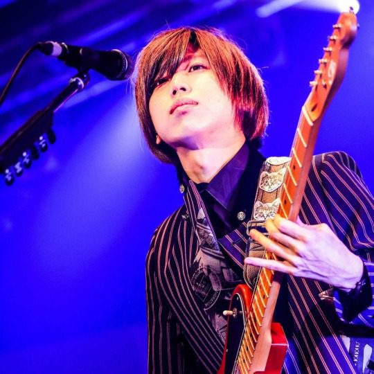 His strong aura on the stage captivate more attention.