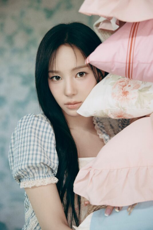RYU SARANG izna HANDLE WITH CARE Concept Photo 2